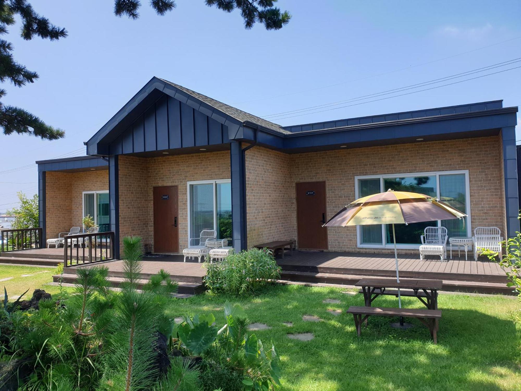 Wind Jeju Cafe & Pension Seogwipo Exterior foto