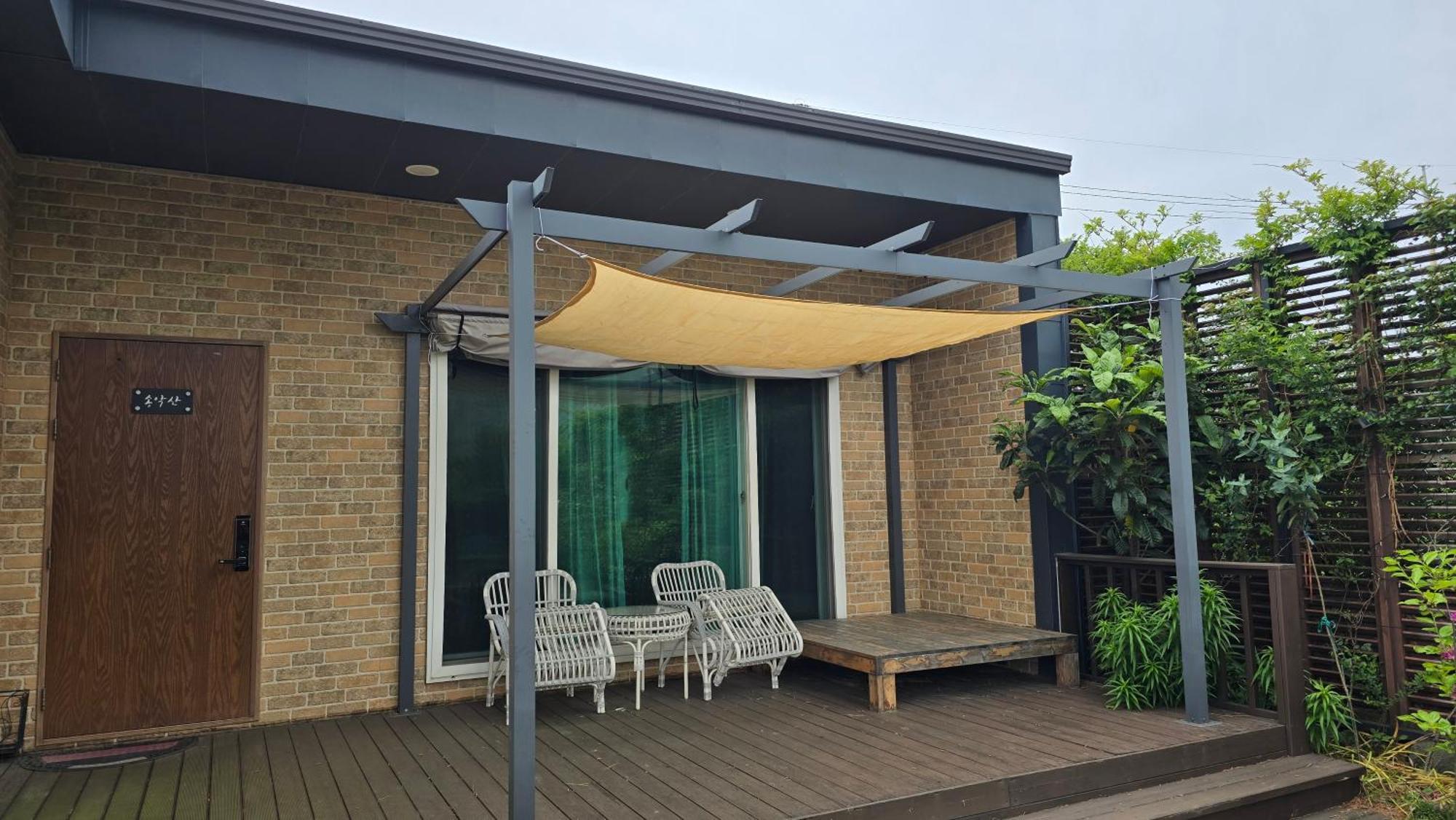 Wind Jeju Cafe & Pension Seogwipo Exterior foto