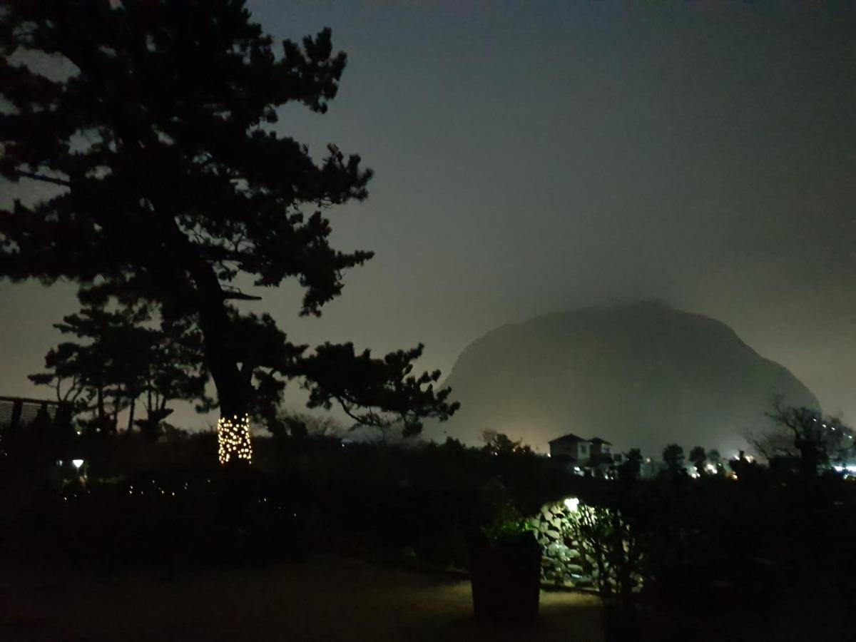 Wind Jeju Cafe & Pension Seogwipo Exterior foto