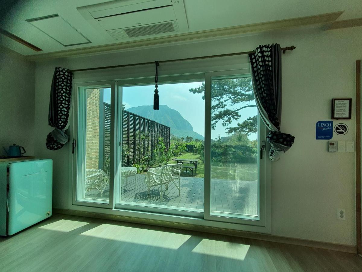 Wind Jeju Cafe & Pension Seogwipo Exterior foto